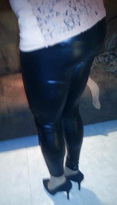 6P Shiny ass of daniela