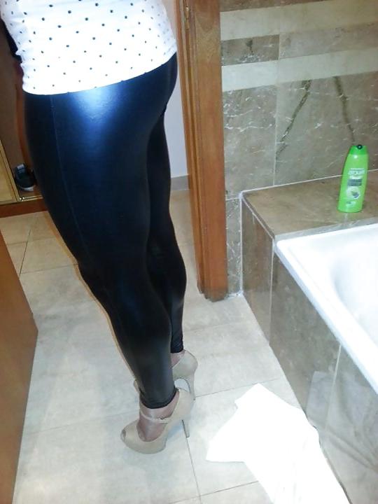 6P Shiny ass of daniela