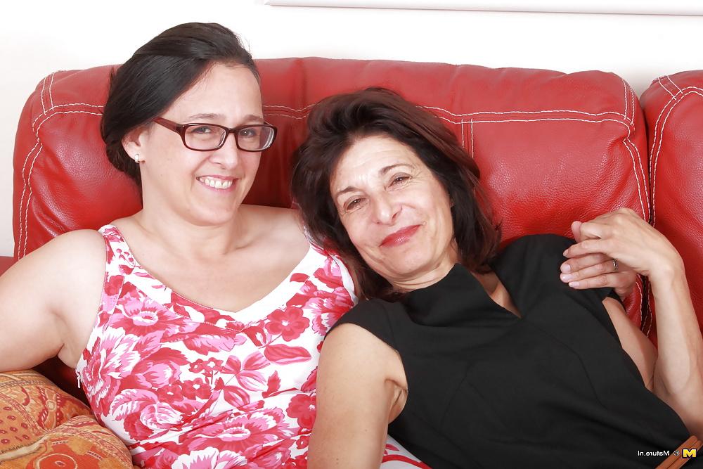 25P Mature mother fucks another mature mother - lesbian couple 1