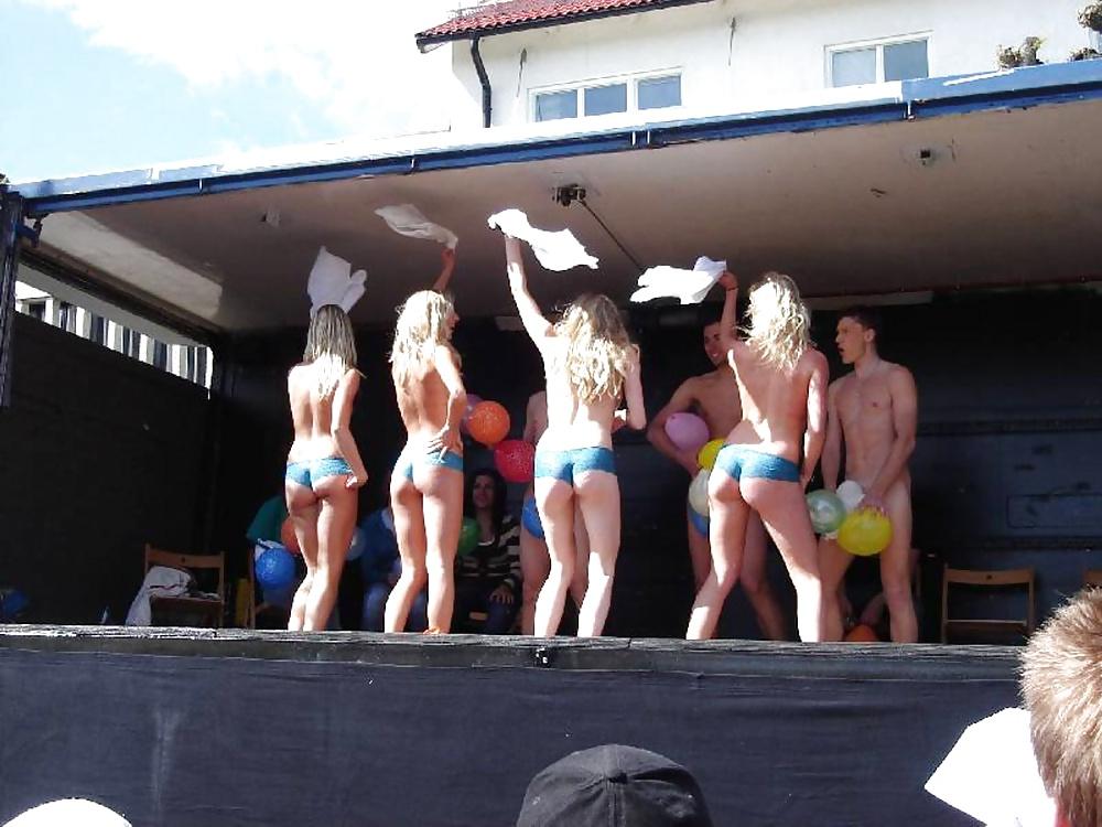 8P Naked on stage 3