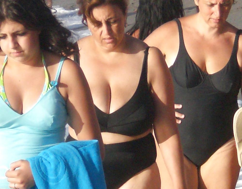 5P Candid Mature MILF Huge Tits Bikini