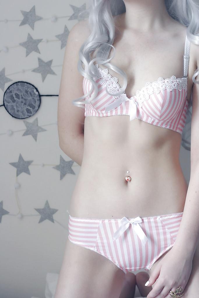 25P Sexy Women in their Panties & Bras (or not)
