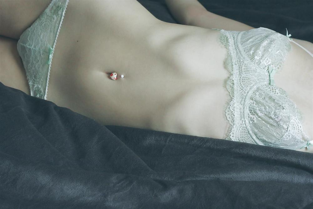 25P Sexy Women in their Panties & Bras (or not)