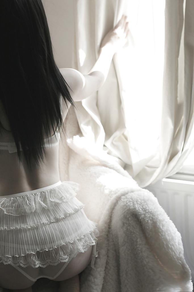 25P Sexy Women in their Panties & Bras (or not)