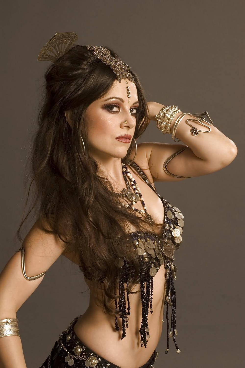 25P Sexy Belly Dancers