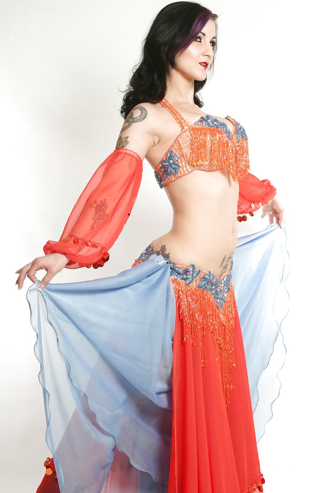 25P Sexy Belly Dancers
