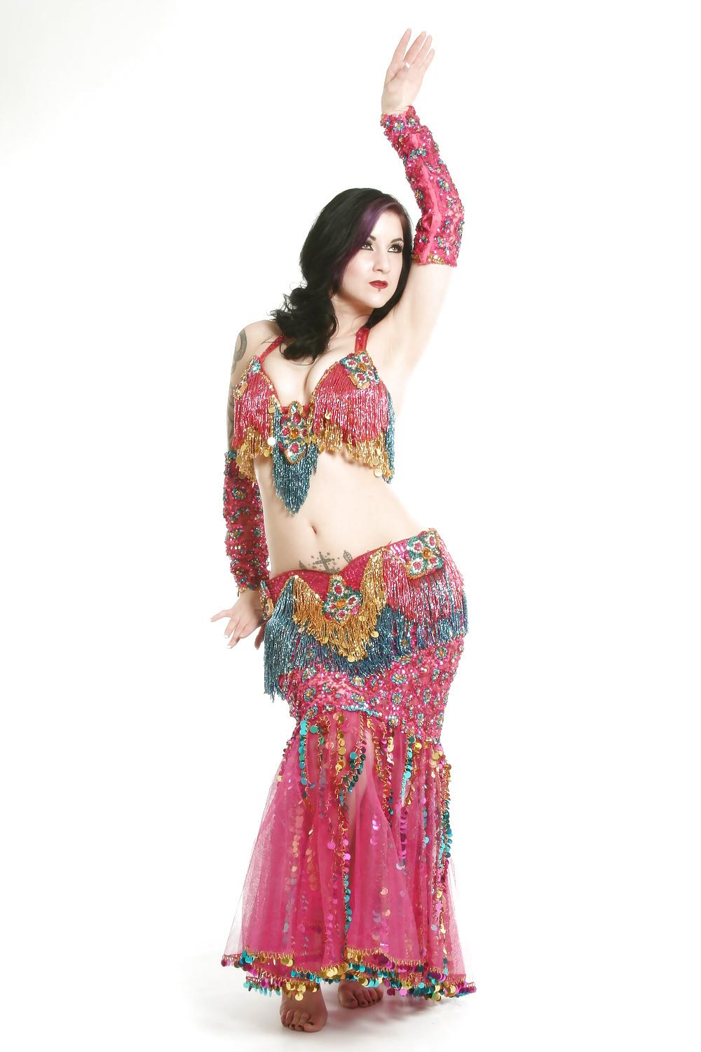 25P Sexy Belly Dancers