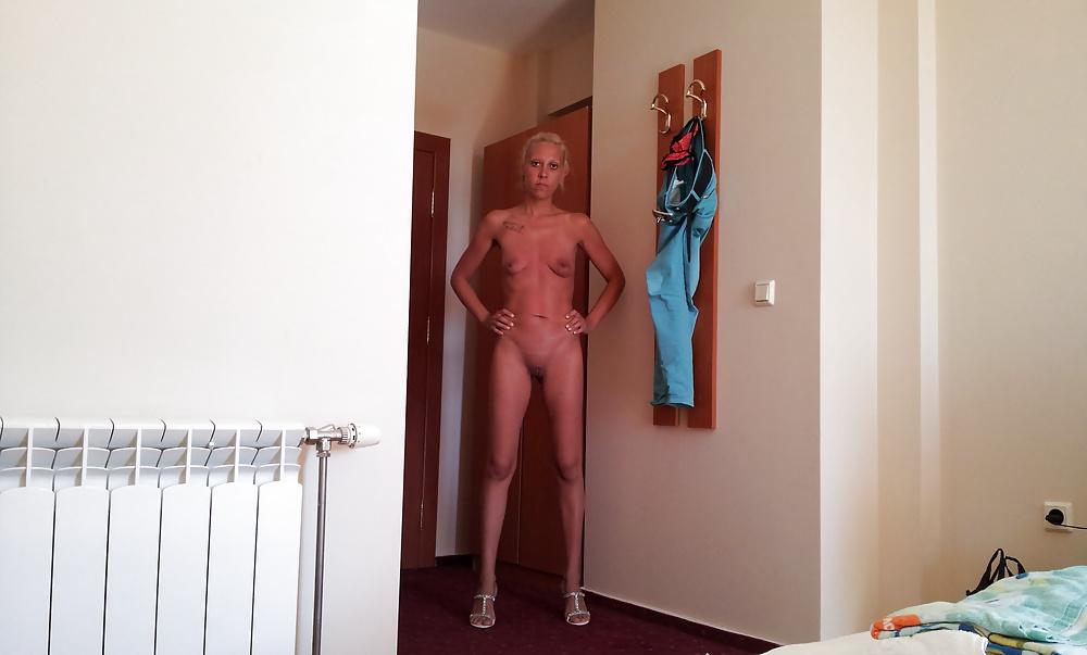 8P Dani in a hotel