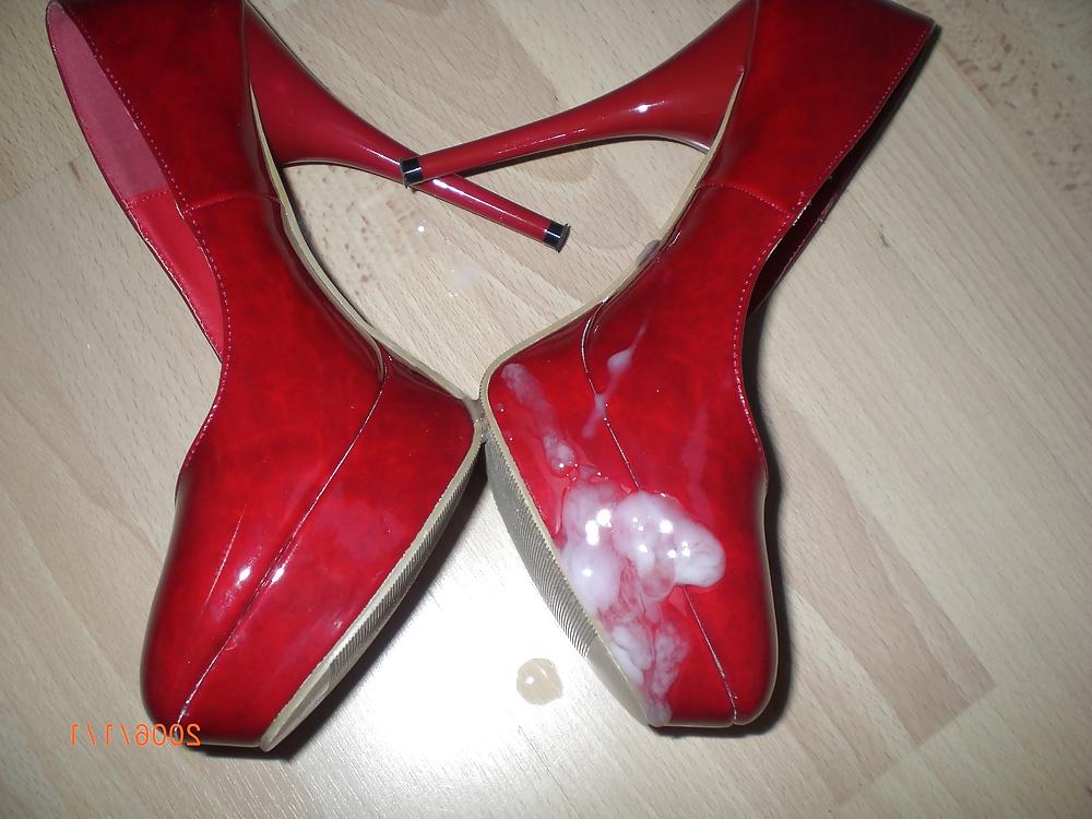 10P Cumshot over her red Heels