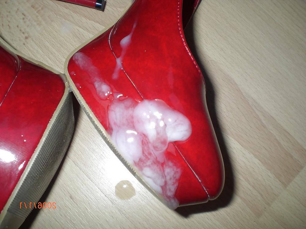 10P Cumshot over her red Heels