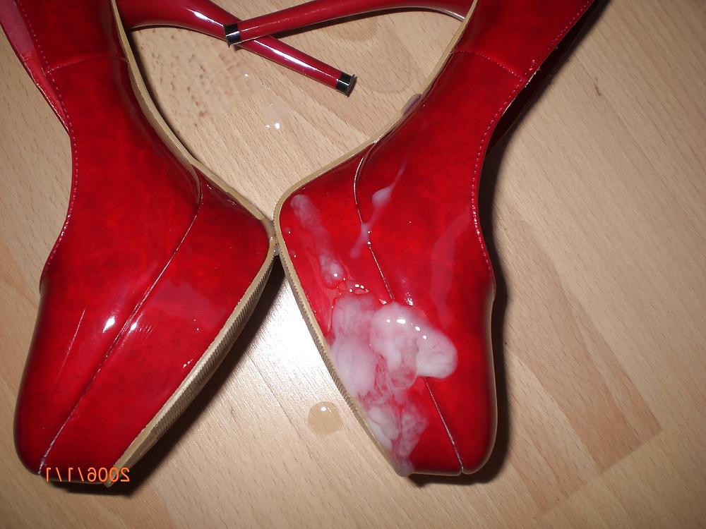 10P Cumshot over her red Heels