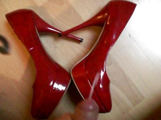 10P Cumshot over her red Heels