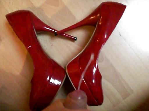 10P Cumshot over her red Heels