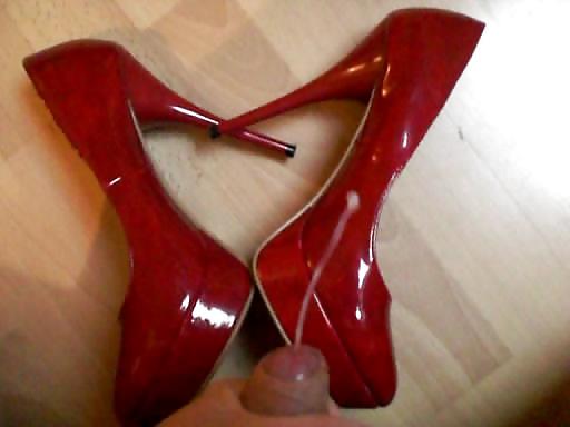 10P Cumshot over her red Heels