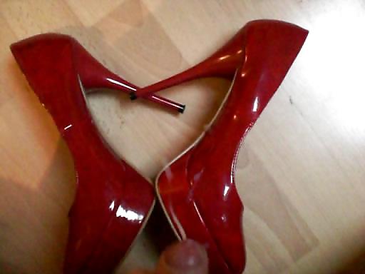 10P Cumshot over her red Heels