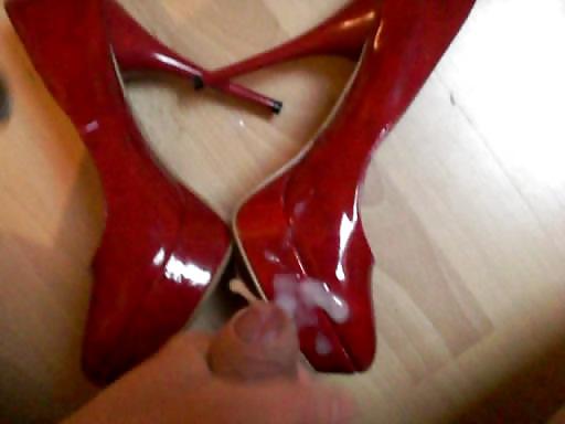 10P Cumshot over her red Heels