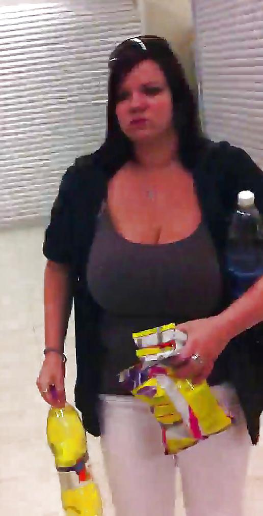 7P Candid Busty BBW Shopper
