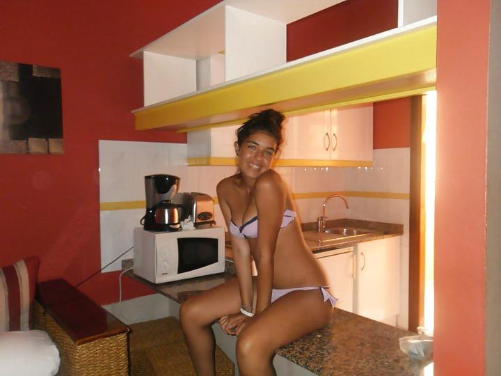 25P She wants to show her ass. Take a look, then.