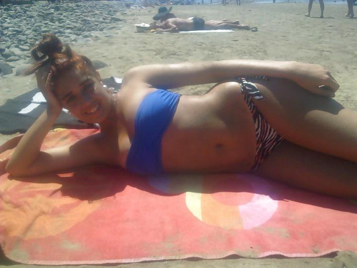 25P She wants to show her ass. Take a look, then.