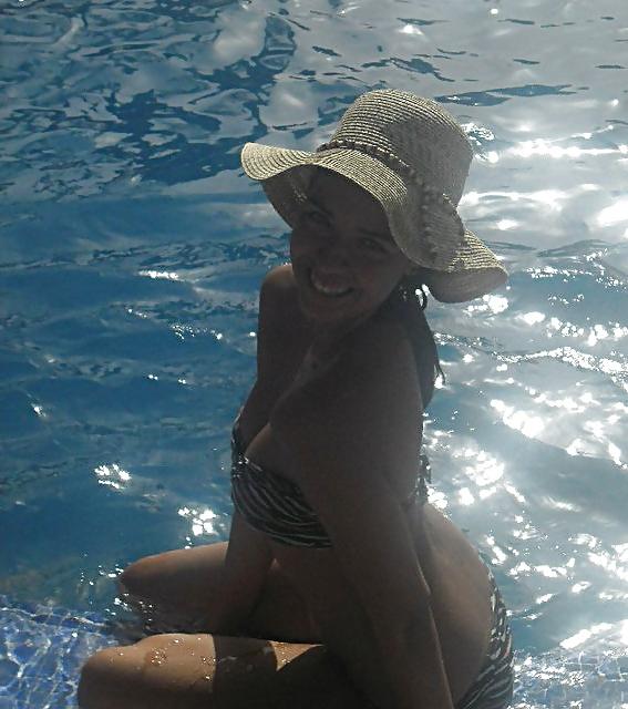 25P She wants to show her ass. Take a look, then.
