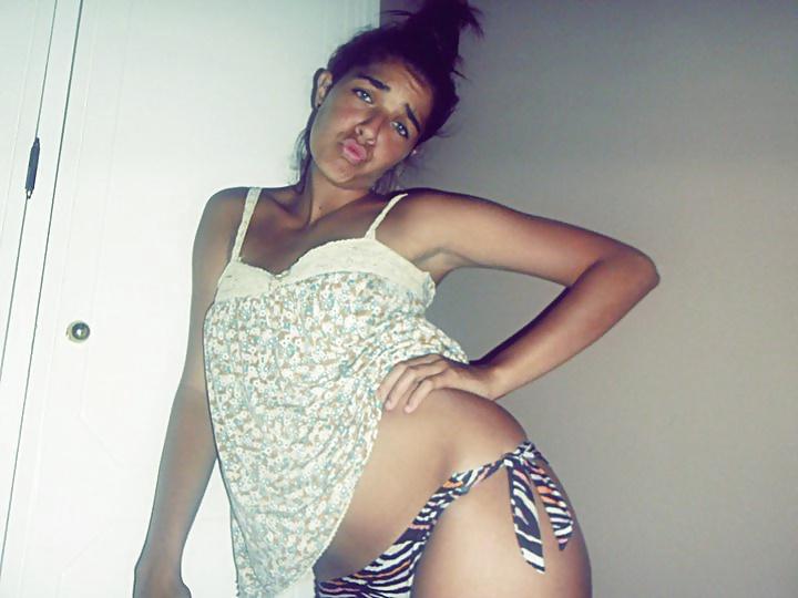 25P She wants to show her ass. Take a look, then.