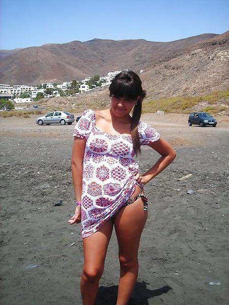 25P She wants to show her ass. Take a look, then.