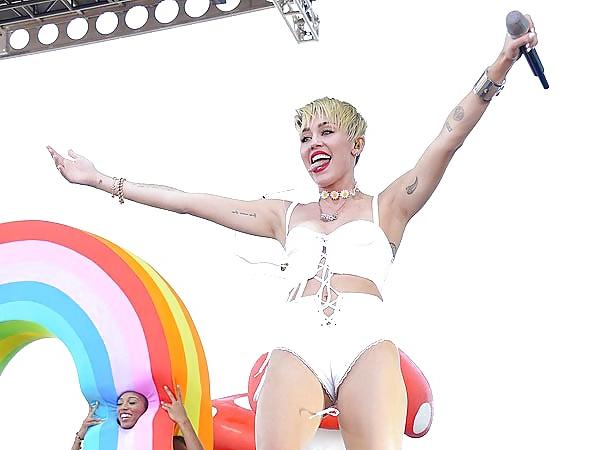 16P MILEY CYRUS ASS,CROTCH SHOTS