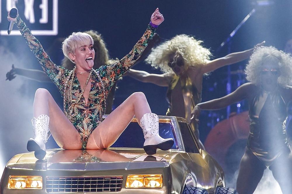 16P MILEY CYRUS ASS,CROTCH SHOTS