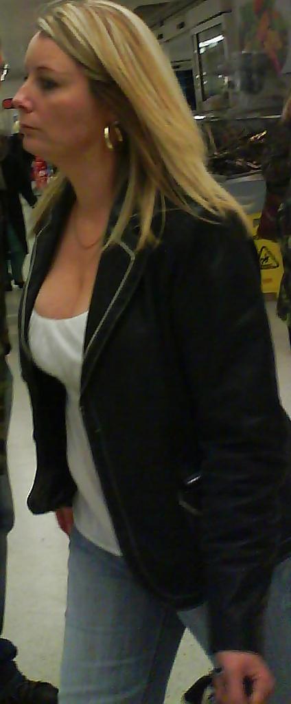 5P Candid Cleavage Mom Shopping
