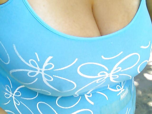 6P Candid Fat Cleavage Hard Nipples 