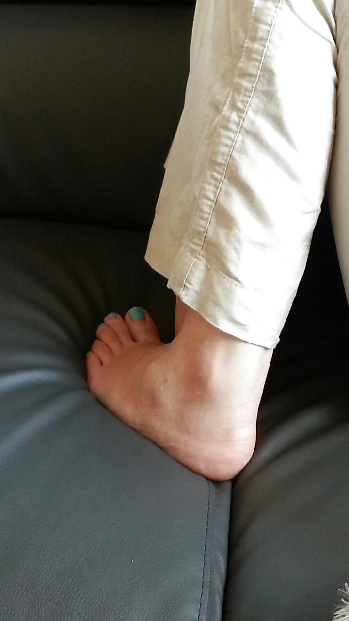 7P French lover wife feet on the crouch