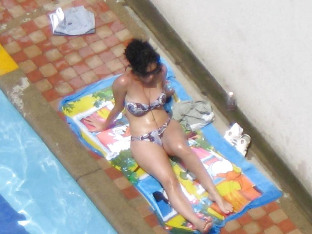 25P Espiando bellezas en piscina 