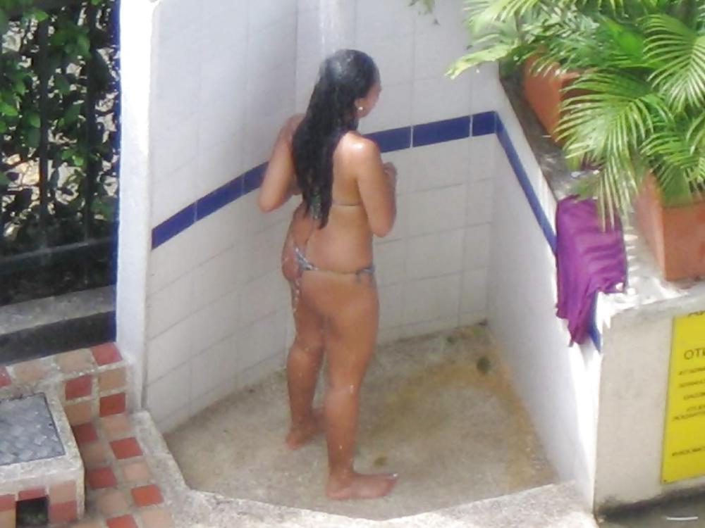 25P Espiando bellezas en piscina 
