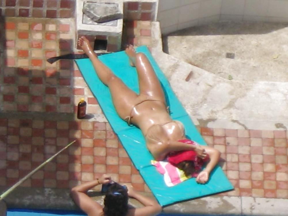 25P Espiando bellezas en piscina 
