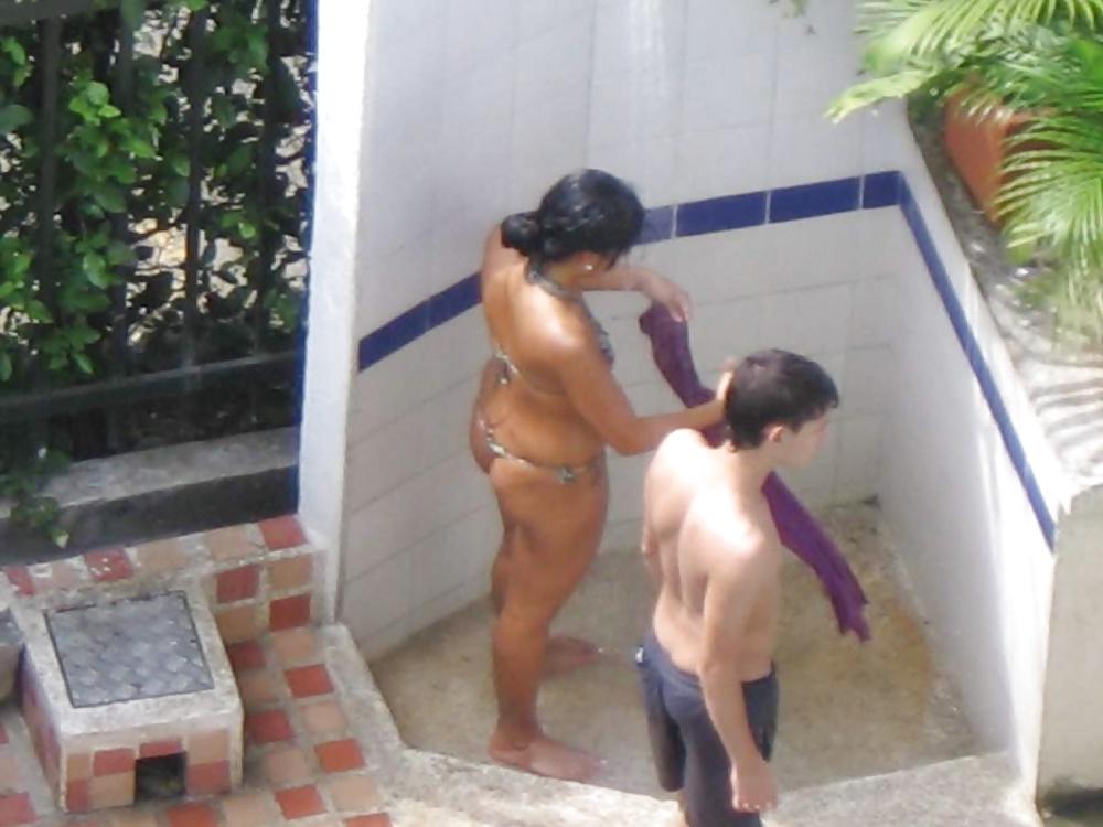 25P Espiando bellezas en piscina 