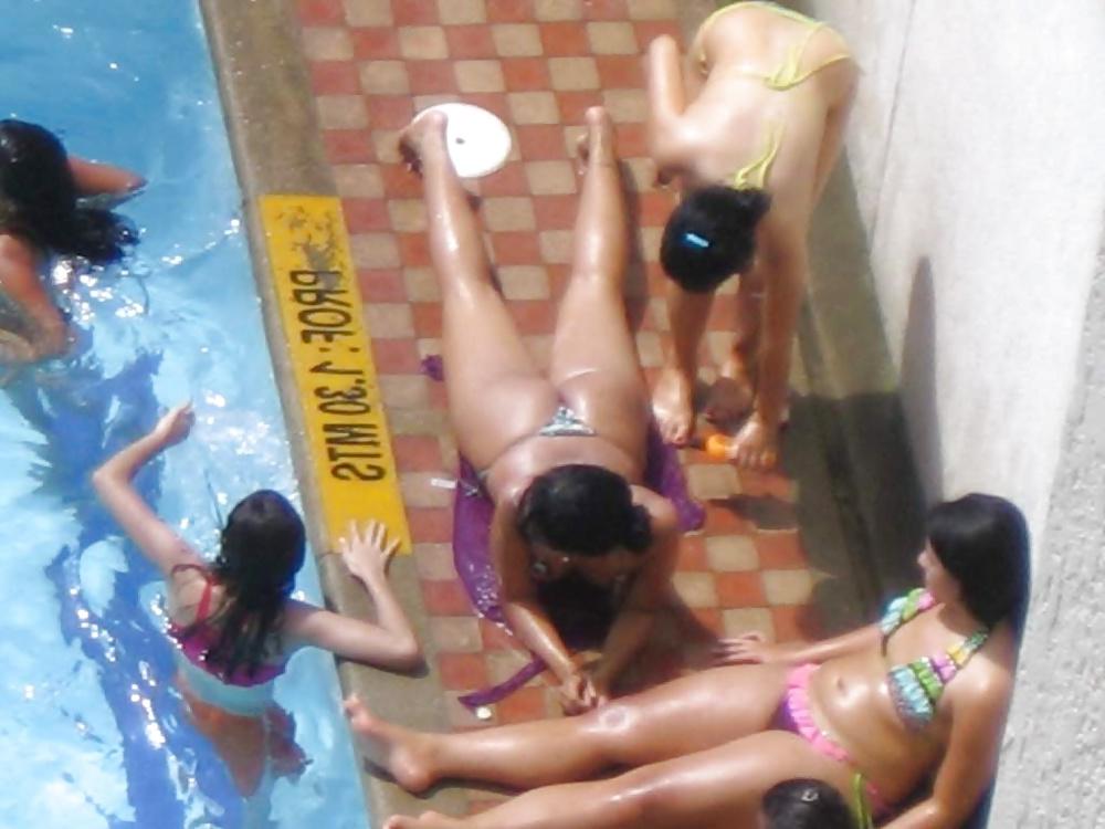 25P Espiando bellezas en piscina 