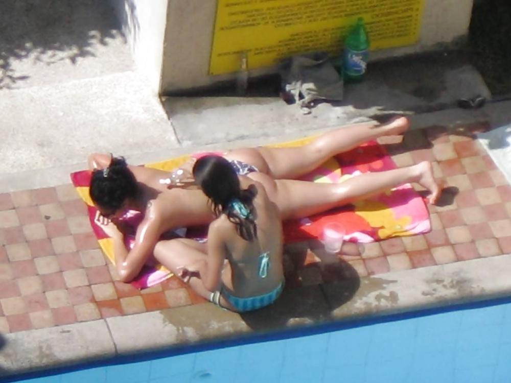 25P Espiando bellezas en piscina 
