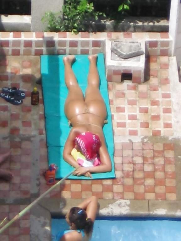 25P Espiando bellezas en piscina 