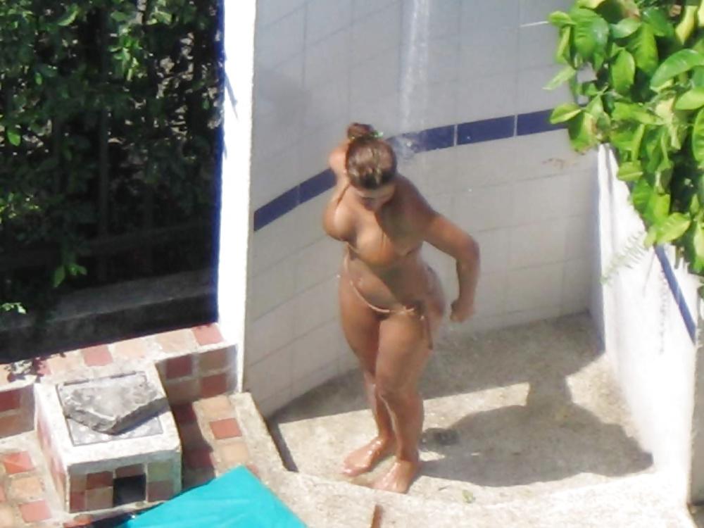 25P Espiando bellezas en piscina 