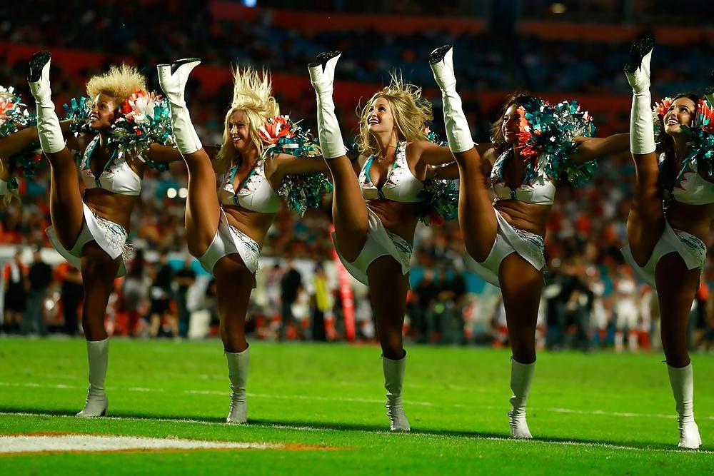 25P NFL Cheerleaders 2 - pantyhose and cameltoes (non-nude)