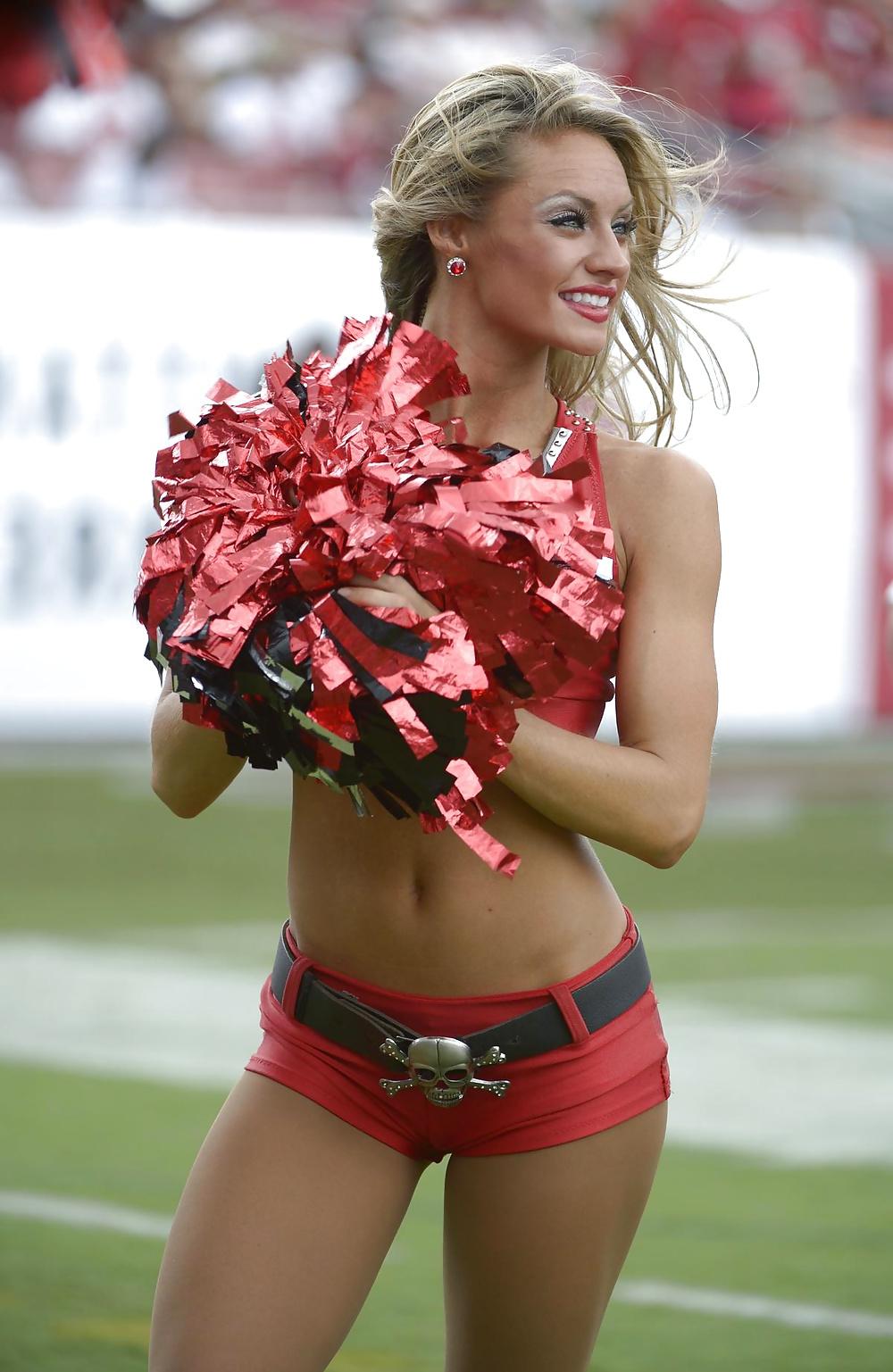 25P NFL Cheerleaders 2 - pantyhose and cameltoes (non-nude)