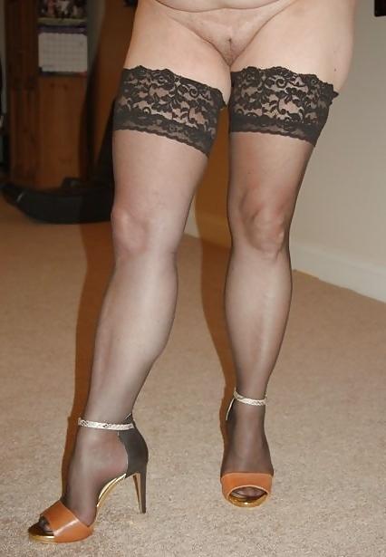 10P Sexy housewife with her black stockings