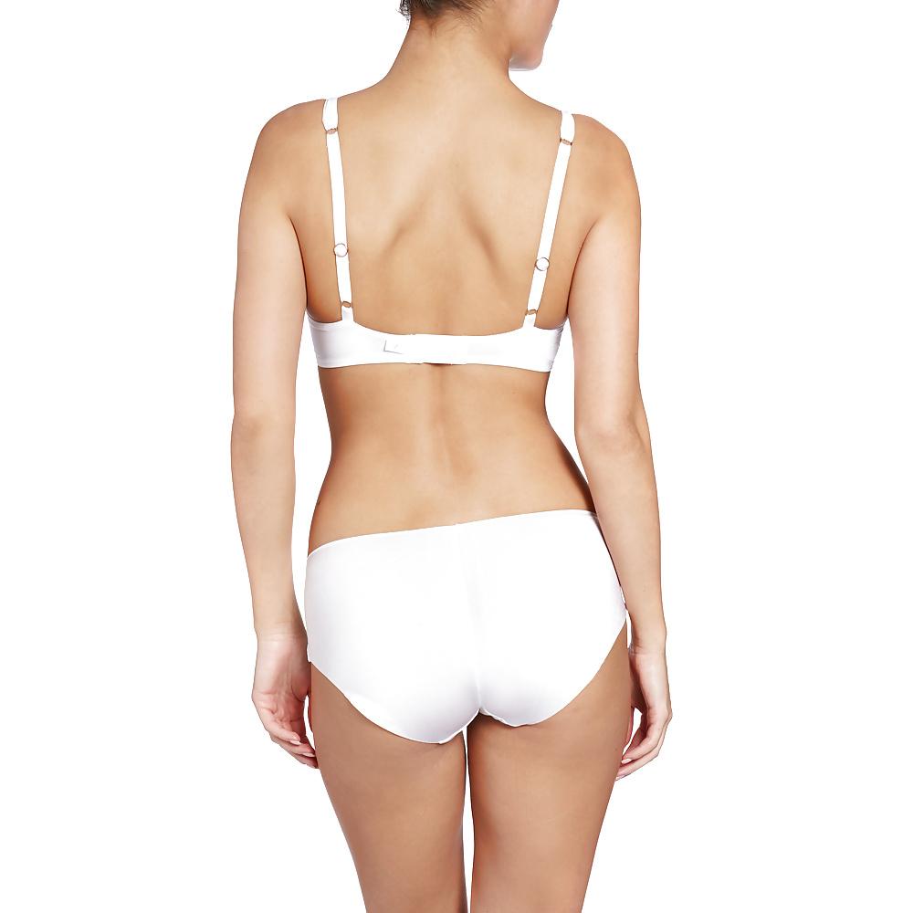 25P Young Sexy Women in Bras & Panties (or not)