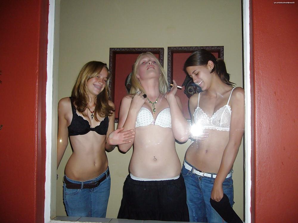 25P Young Sexy Women in Bras & Panties (or not)