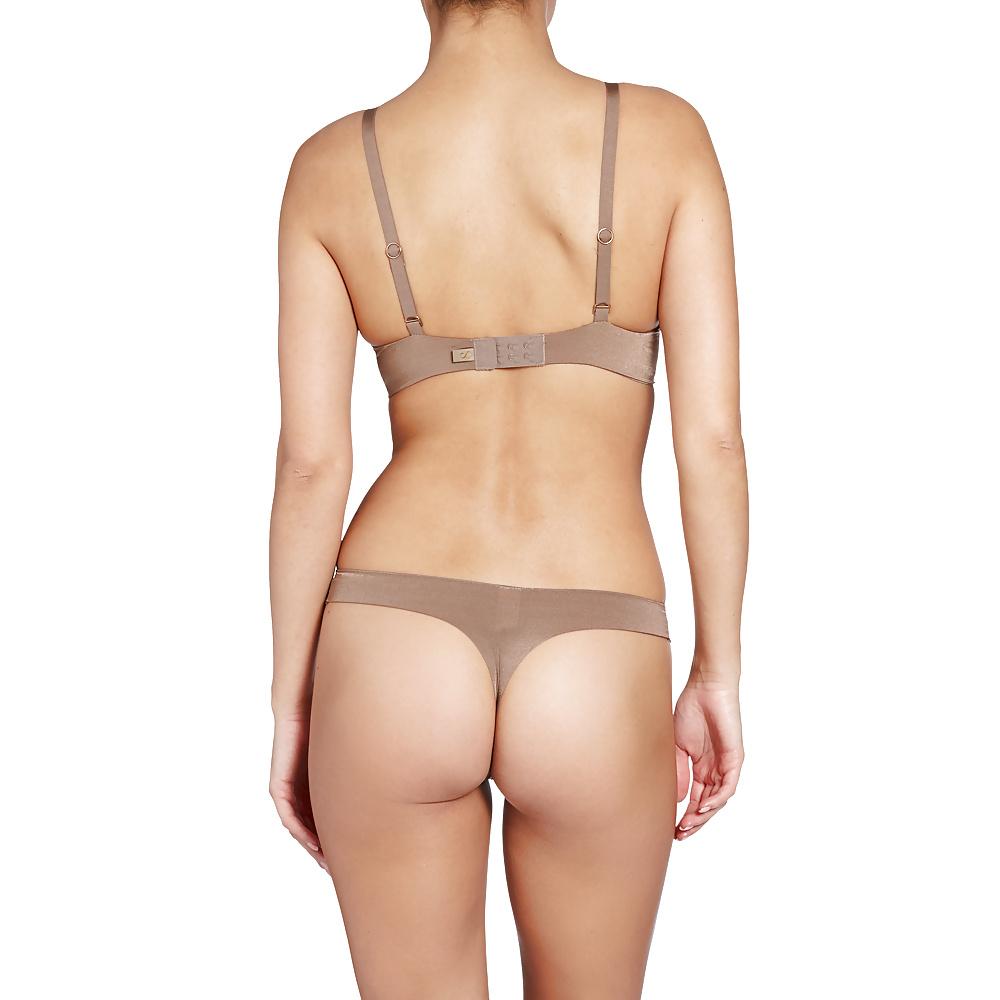 25P Young Sexy Women in Bras & Panties (or not)