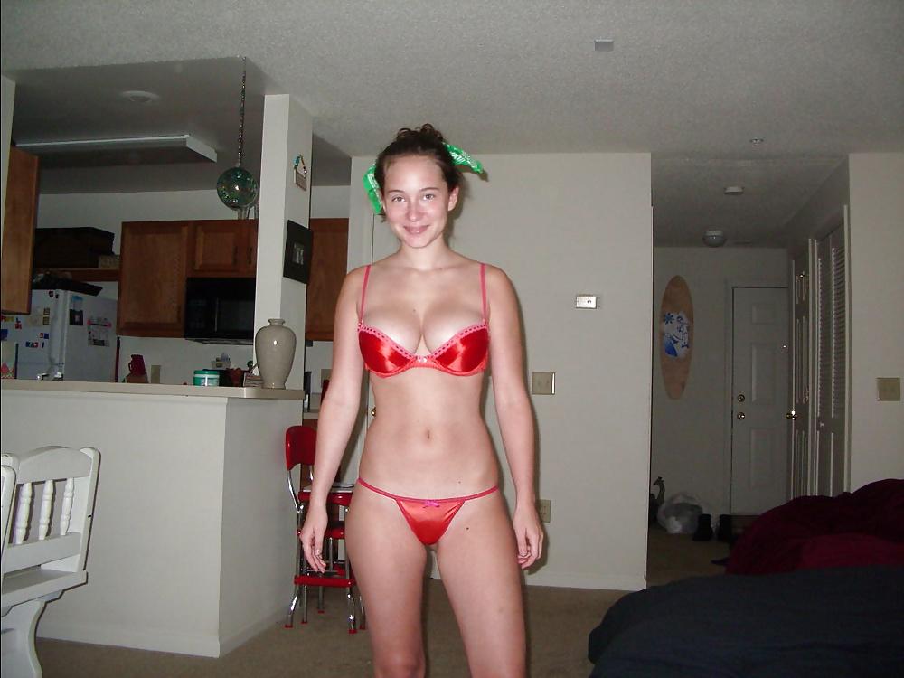 25P Young Sexy Women in Bras & Panties (or not)