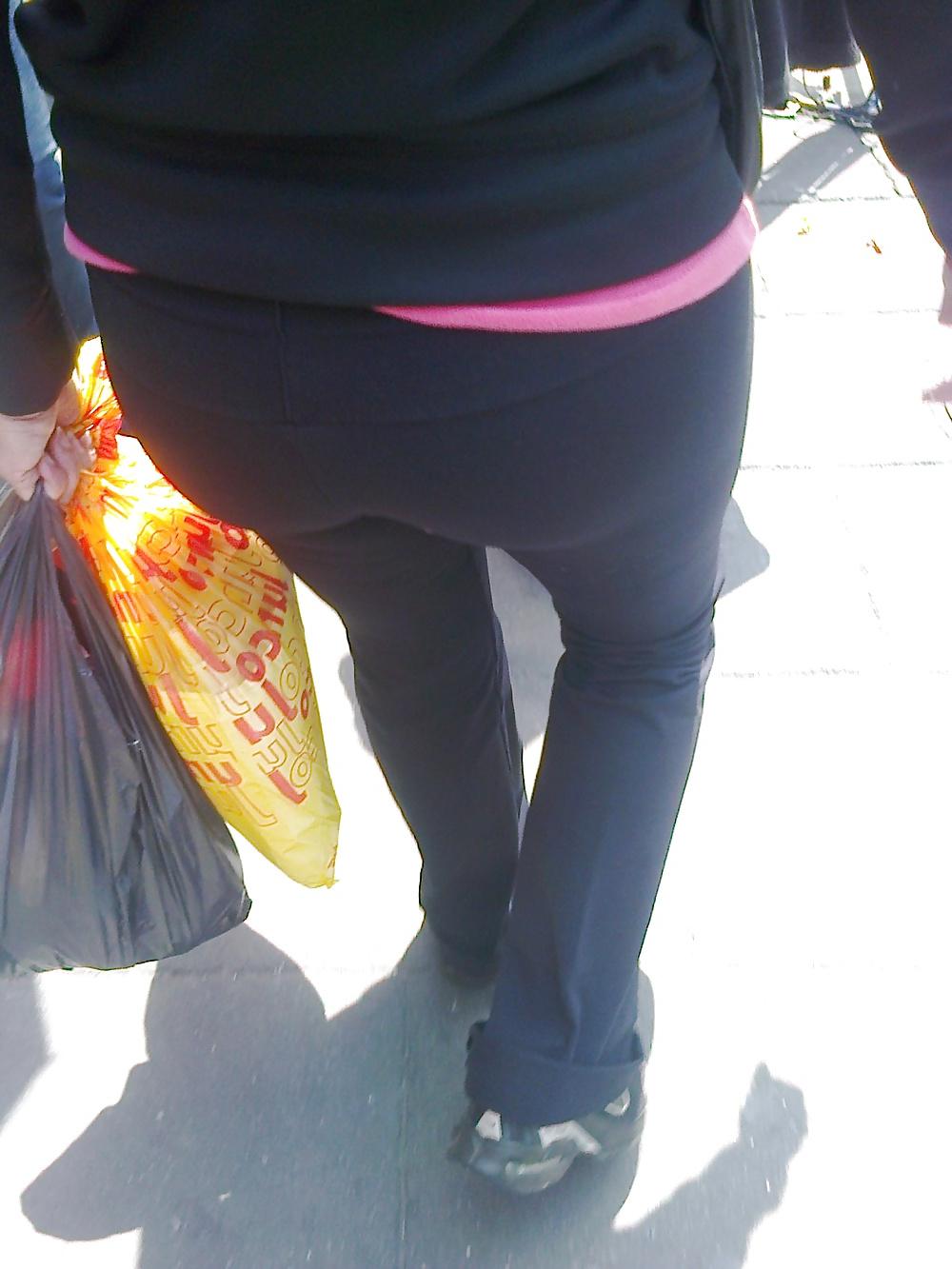 19P ASS ON STREET CANDY GIRLS
