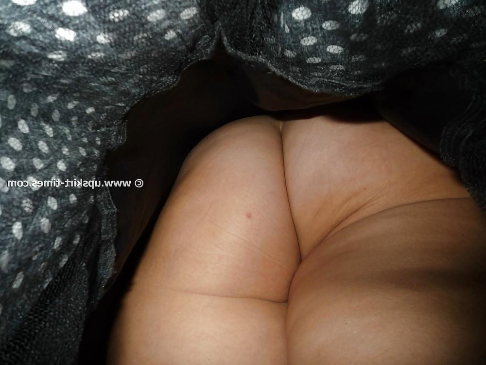 22P Candid no panties pics