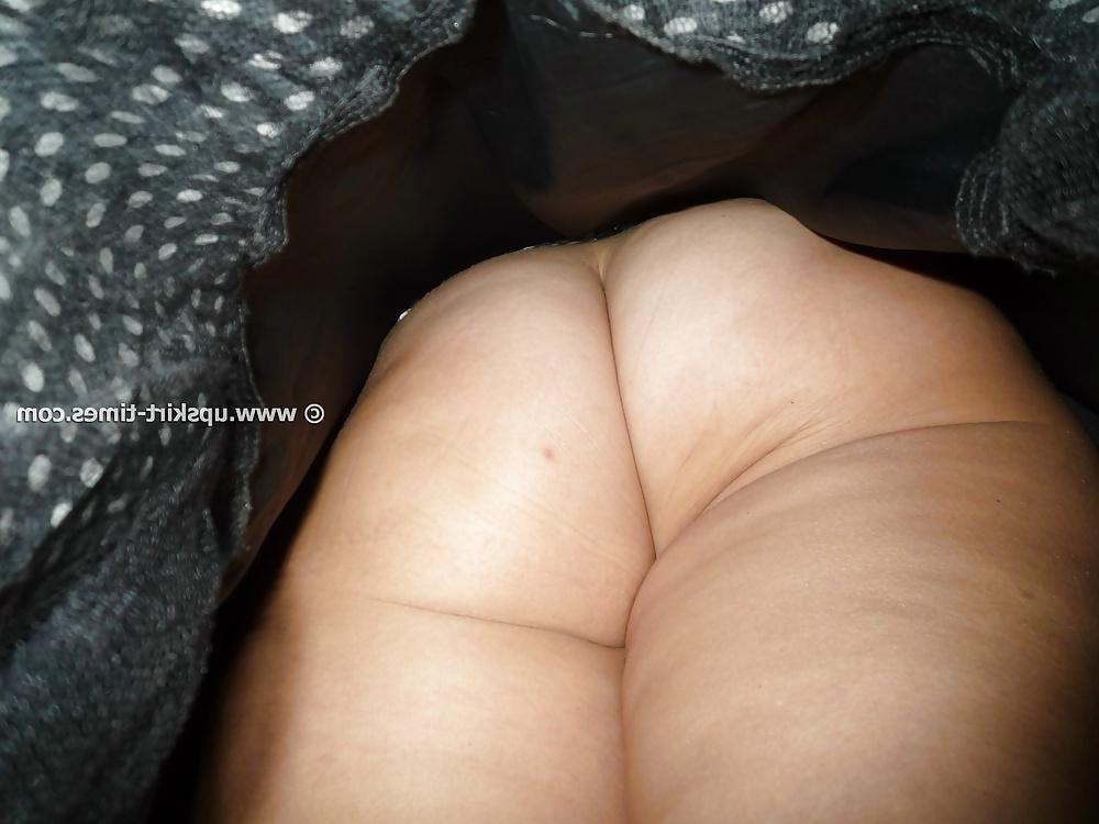 22P Candid no panties pics