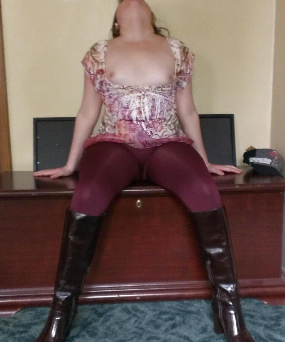 25P Gf's ass in leggings,showing vlp,pussy,tits